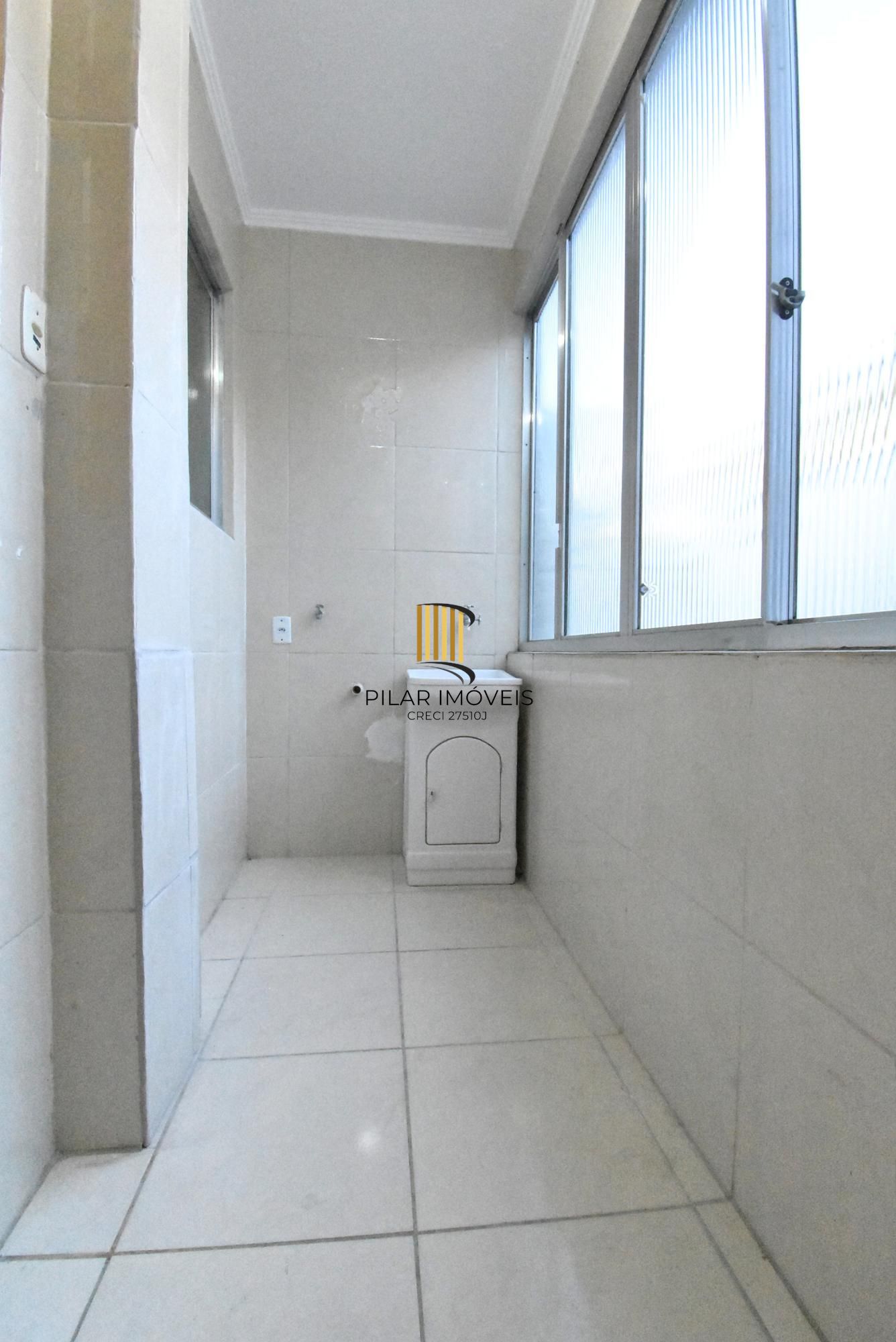 Apartamento de 4dormitórios, sendo uma suite churrasqueira e sacada 85m2 bairro Menino Deus.