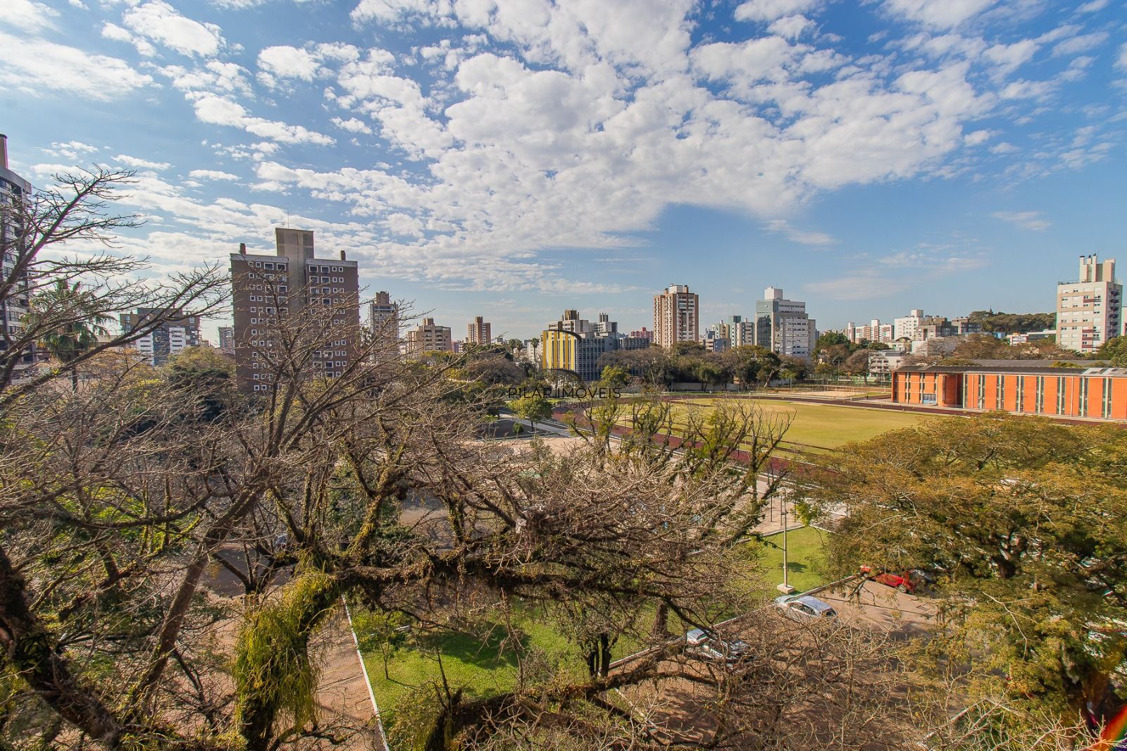Apartamento panorâmico com três dormitórios, garagem