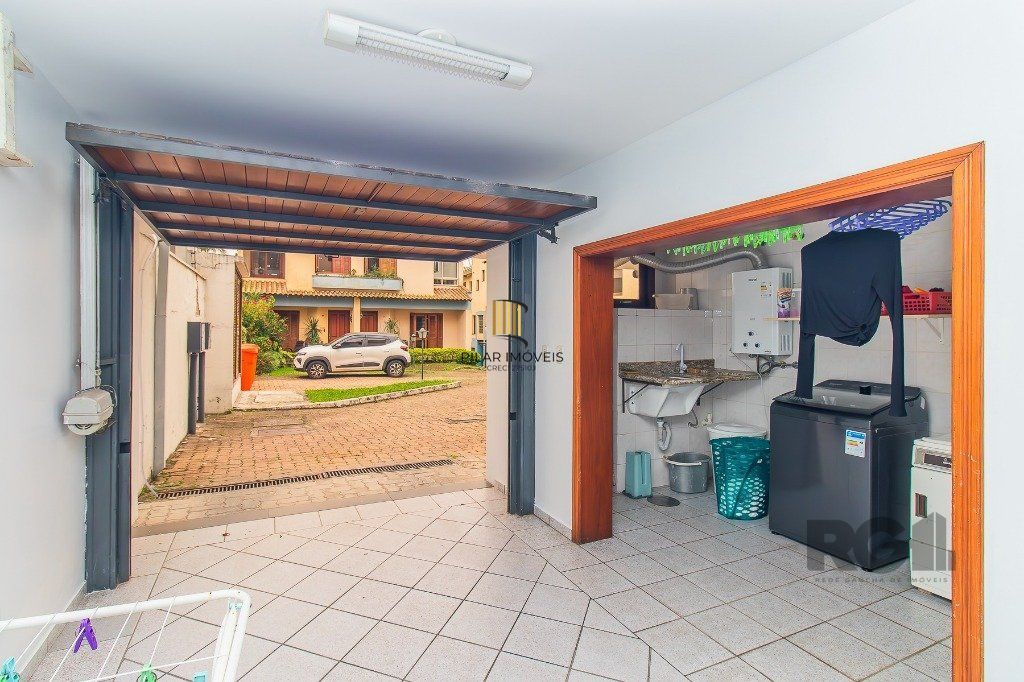 Belíssima casa em Condomínio com 3 dormitórios