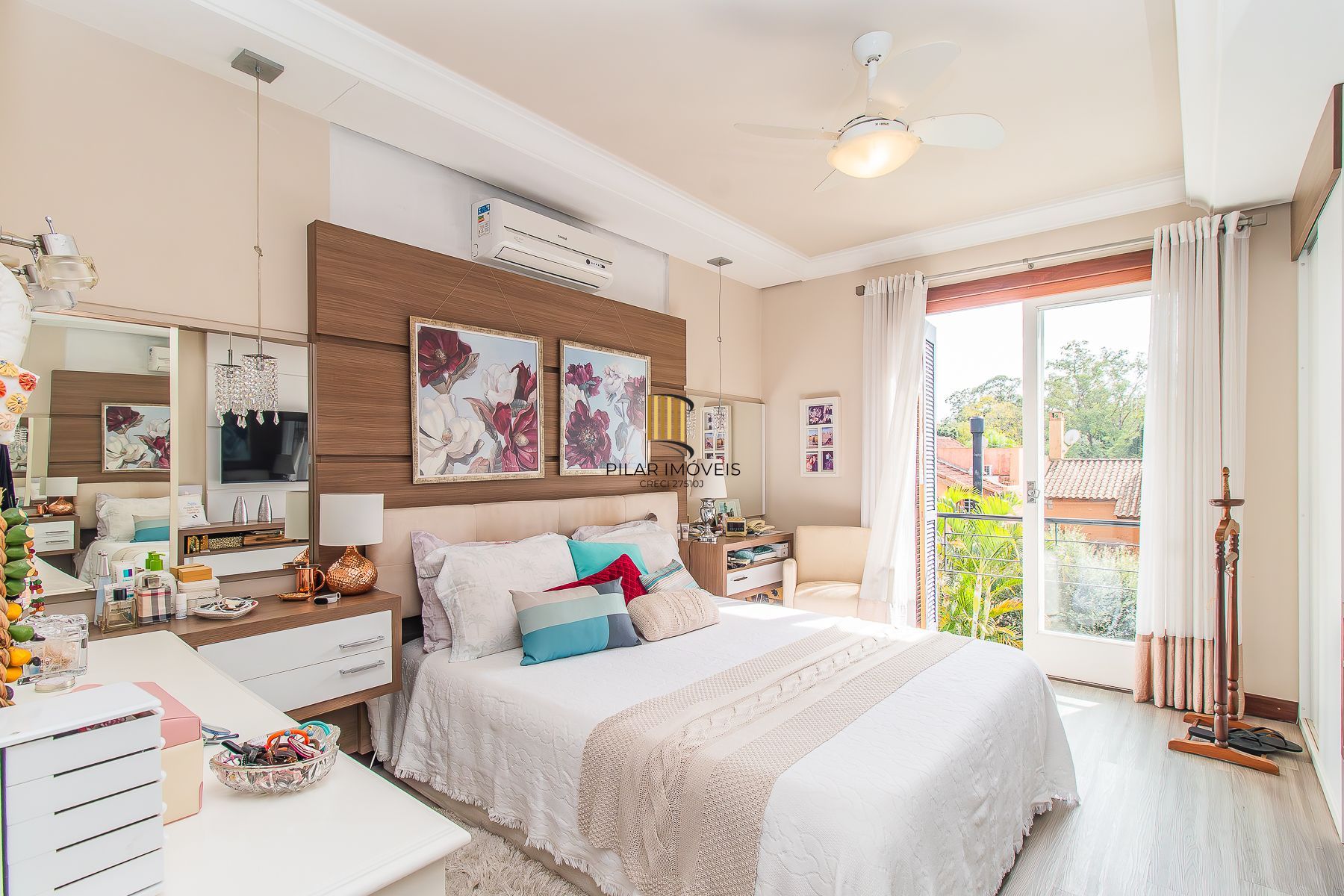 CASA DE 4 DORMITÓRIOS EM CONDOMÍNIO - 320 m² - 4 VAGAS DE GARAGEM
