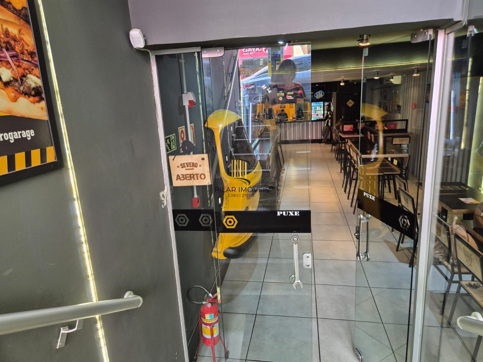 Prédio comercial com 3 andares