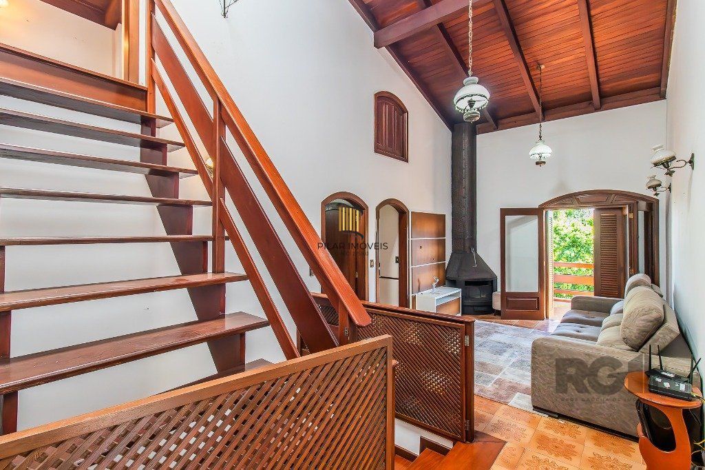 Casa com quatro quartos/dormitórios e muitos ambientes aconchegantes.