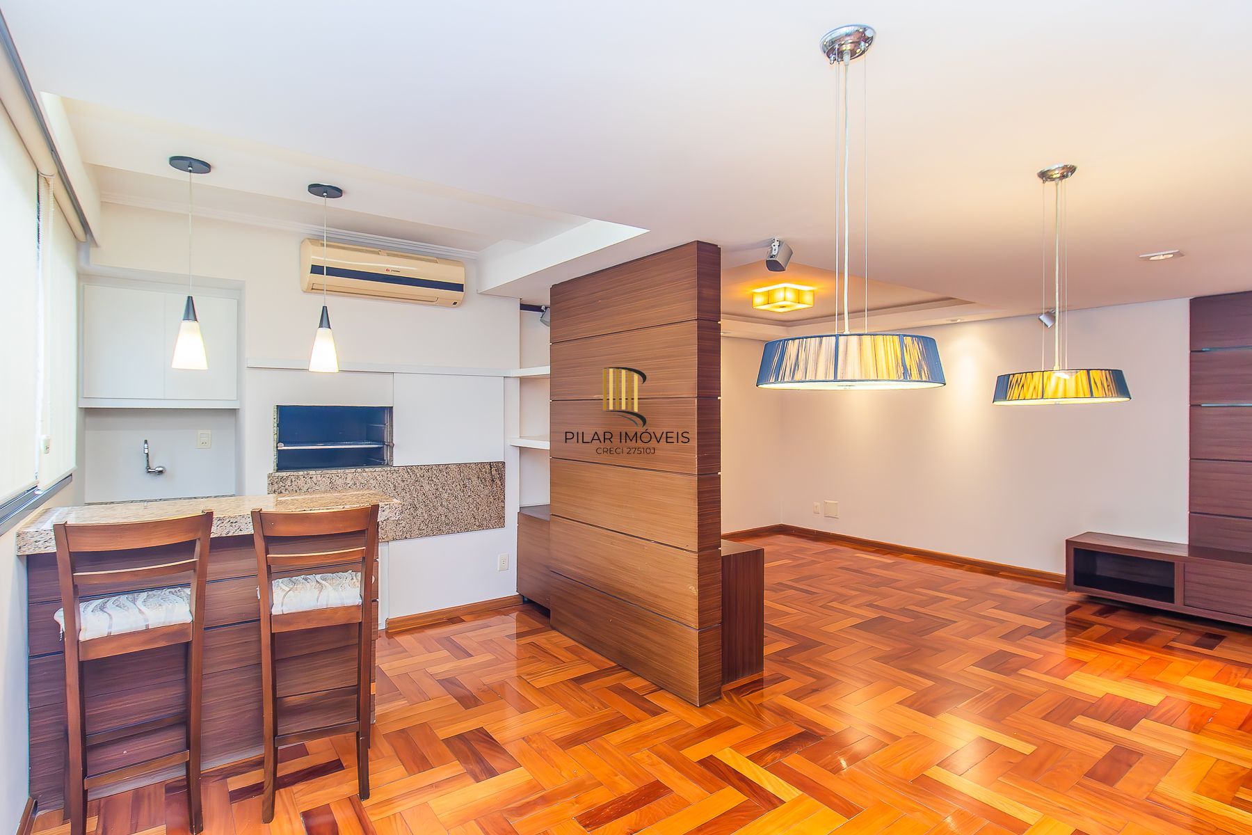 Apartamento semi mobiliado, impecável, com 126m² privativo.