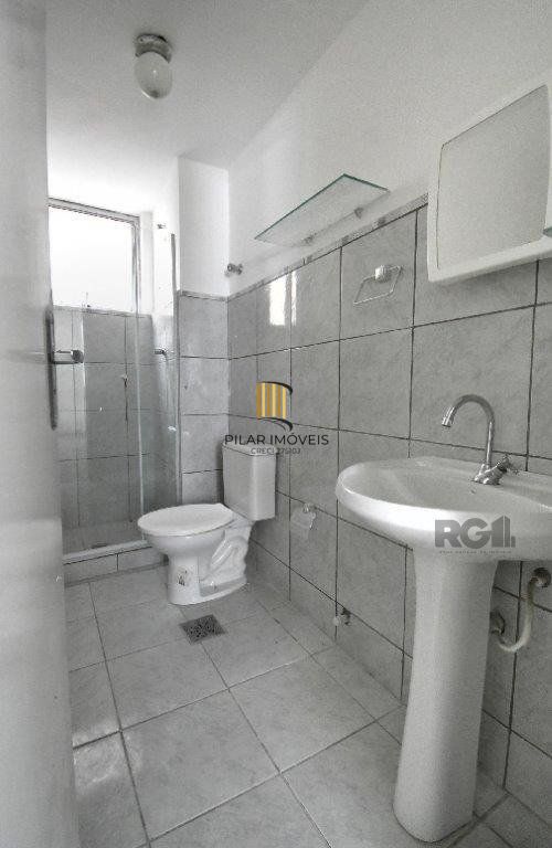 2 dormitórios, térreo com pátio.