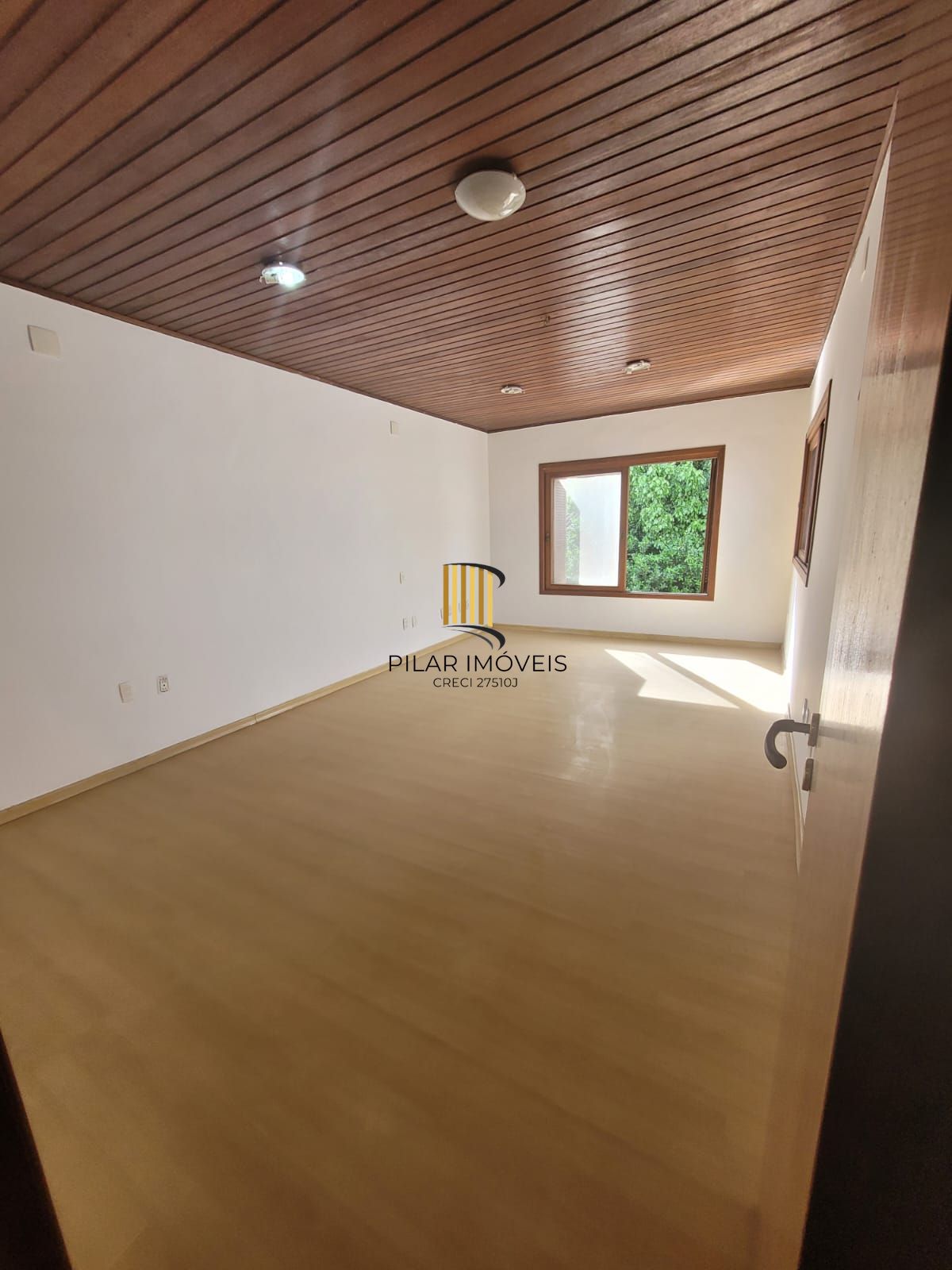 Casa no bairro Ipanema com 291 m² de área privativa e 8 garagens