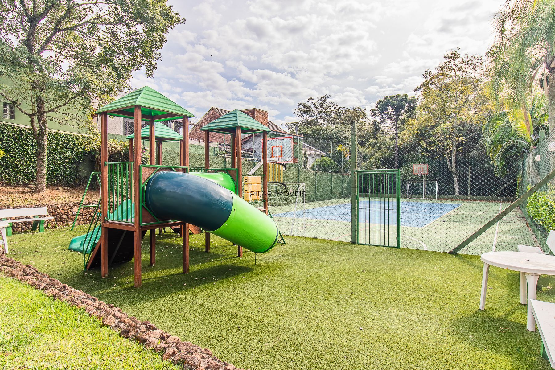 CASA DE 4 DORMITÓRIOS EM CONDOMÍNIO - 320 m² - 4 VAGAS DE GARAGEM