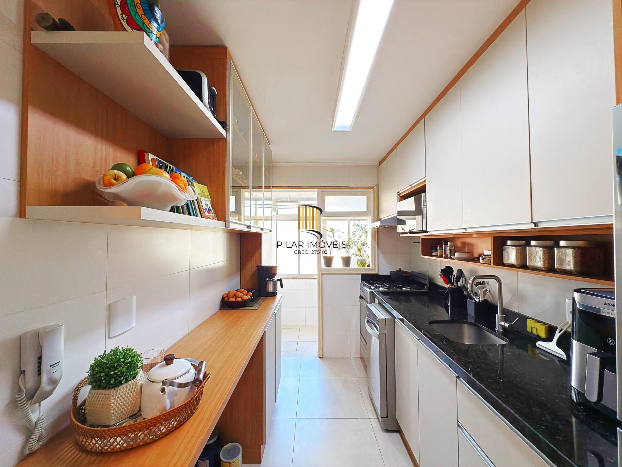 Apto 82m² 3 quartos, sendo um de empregada com suíte, prédio com elevador e vaga de garagem.