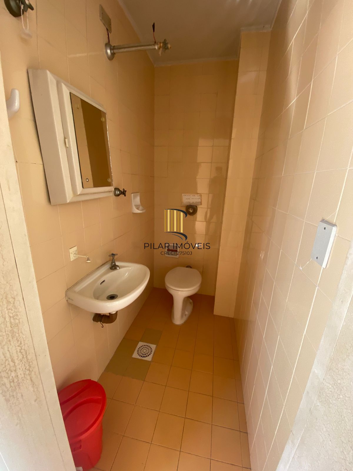 3 dormitório sendo 1 suite, vaga de garagem, bairro Menino Deus