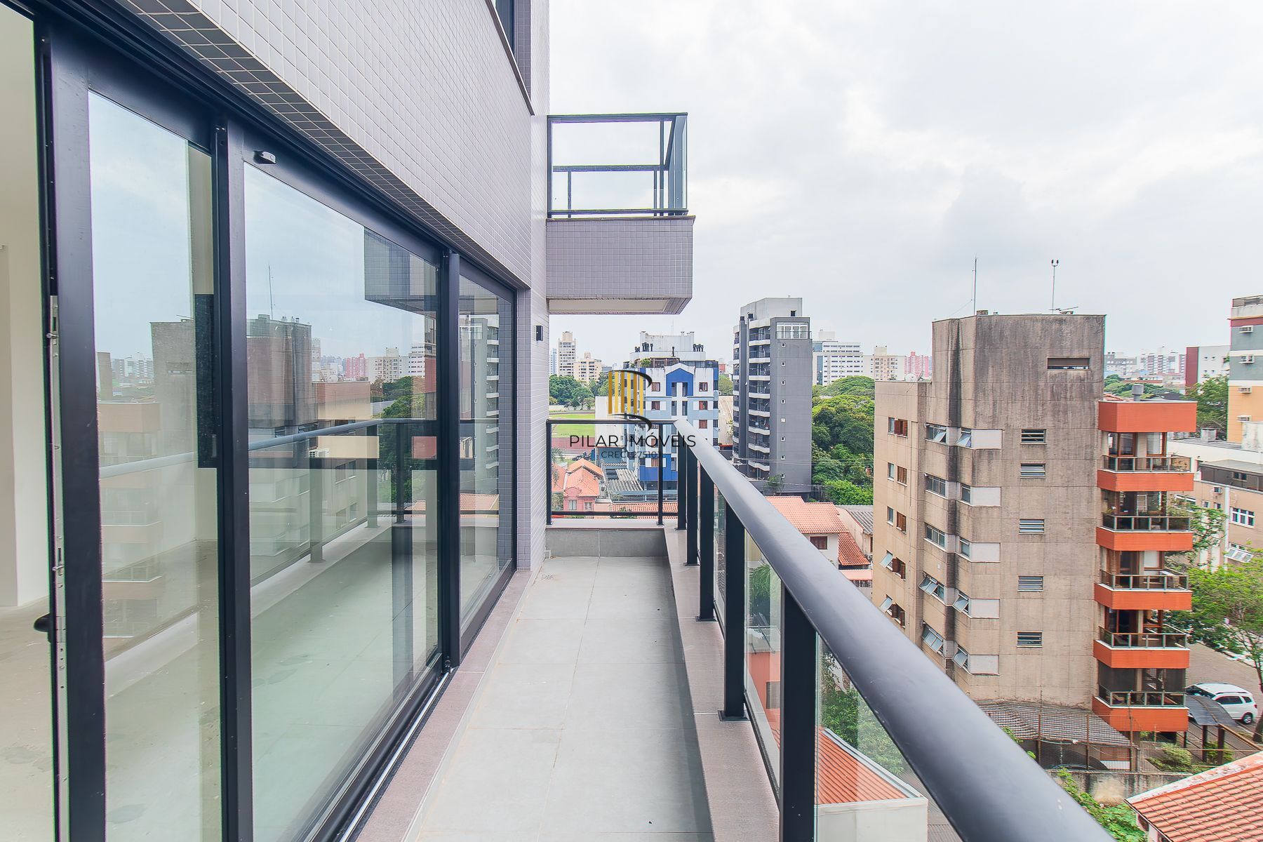 APARTAMENTO 2 D (um suíte) 80,45m² - 1 vaga simples descoberta- MENINO DEUS