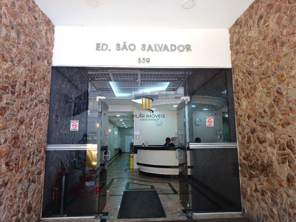 Sala comercial com 20m², andar alto, bem iluminada e ventilada.