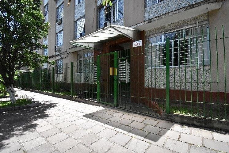 2 dormitórios, térreo com pátio.