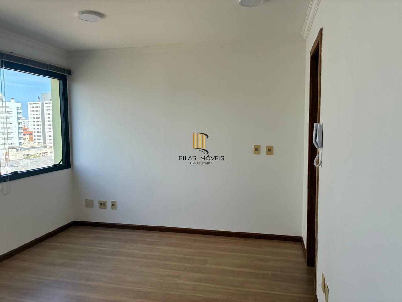 Ótima sala de 24,88 metros quadrados no Menino Deus