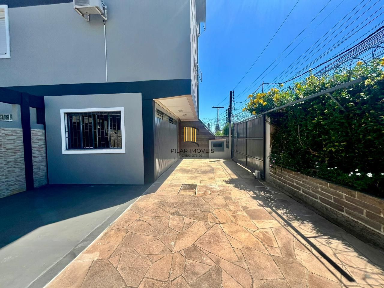2 Casas independentes em terreno de 480m.