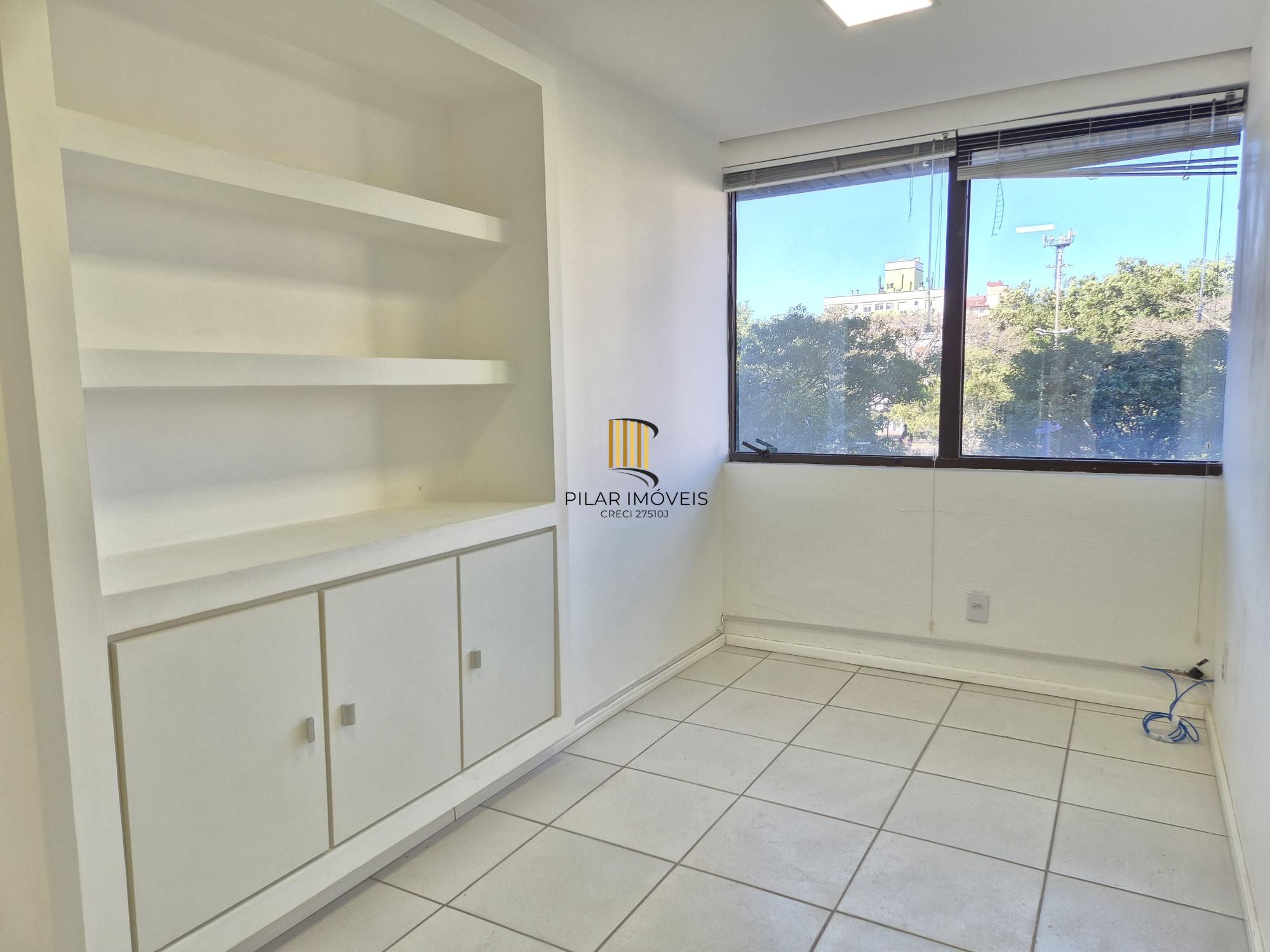 Sala com 6 divisórias e 2 vagas