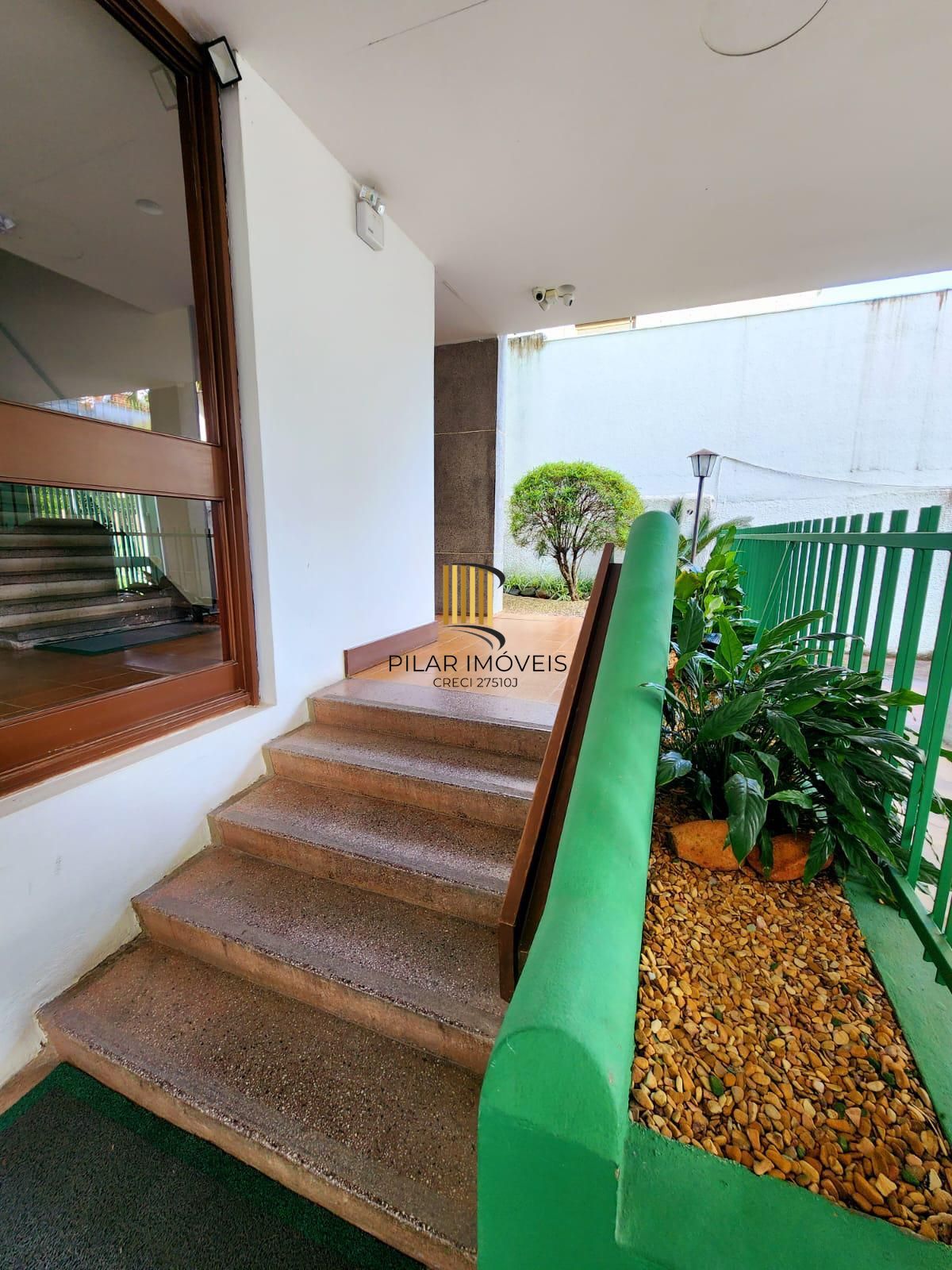 Apartamento semimobiliado em excelentes condições.