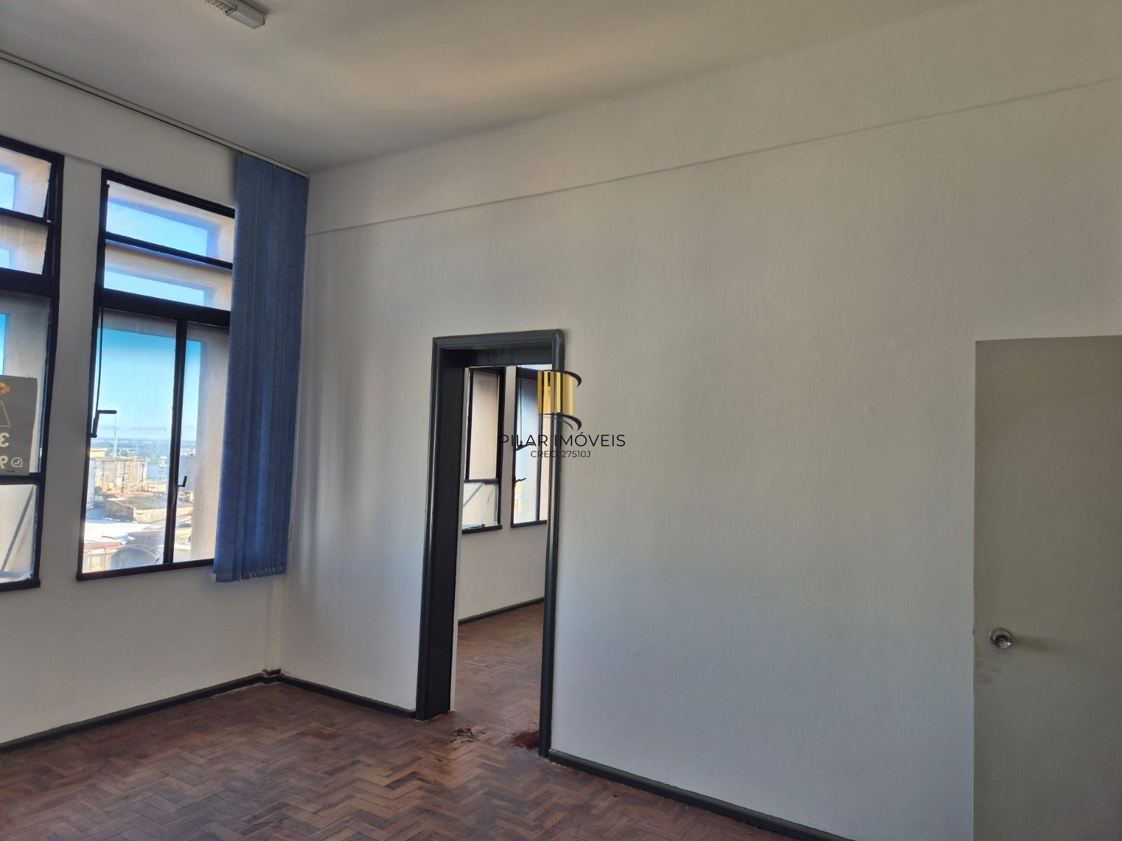 Sala em andar alto, desocupada