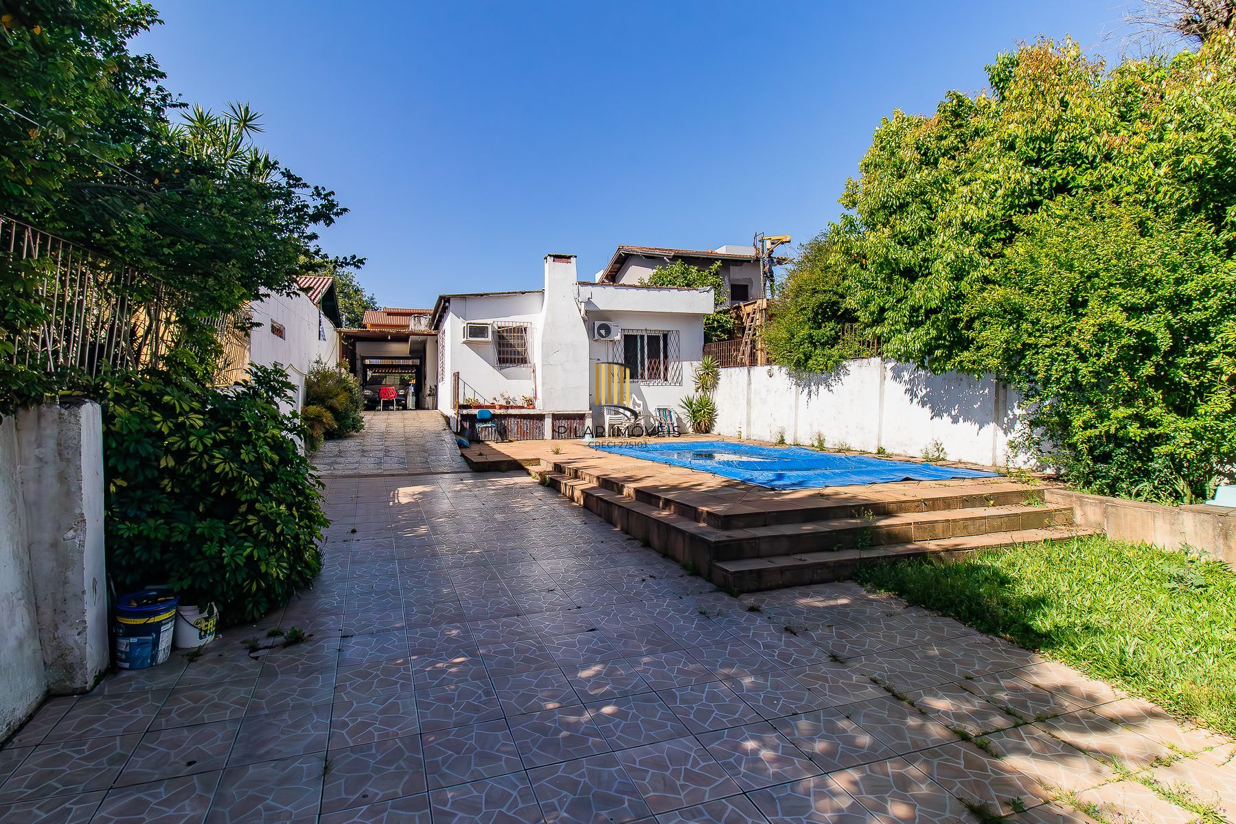 Casa 3 dormitórios, 5 vagas.