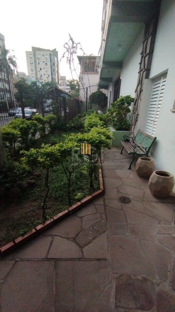 Apartamento de 2 dormitórios, 1 vaga de garagem coberta e escriturada.