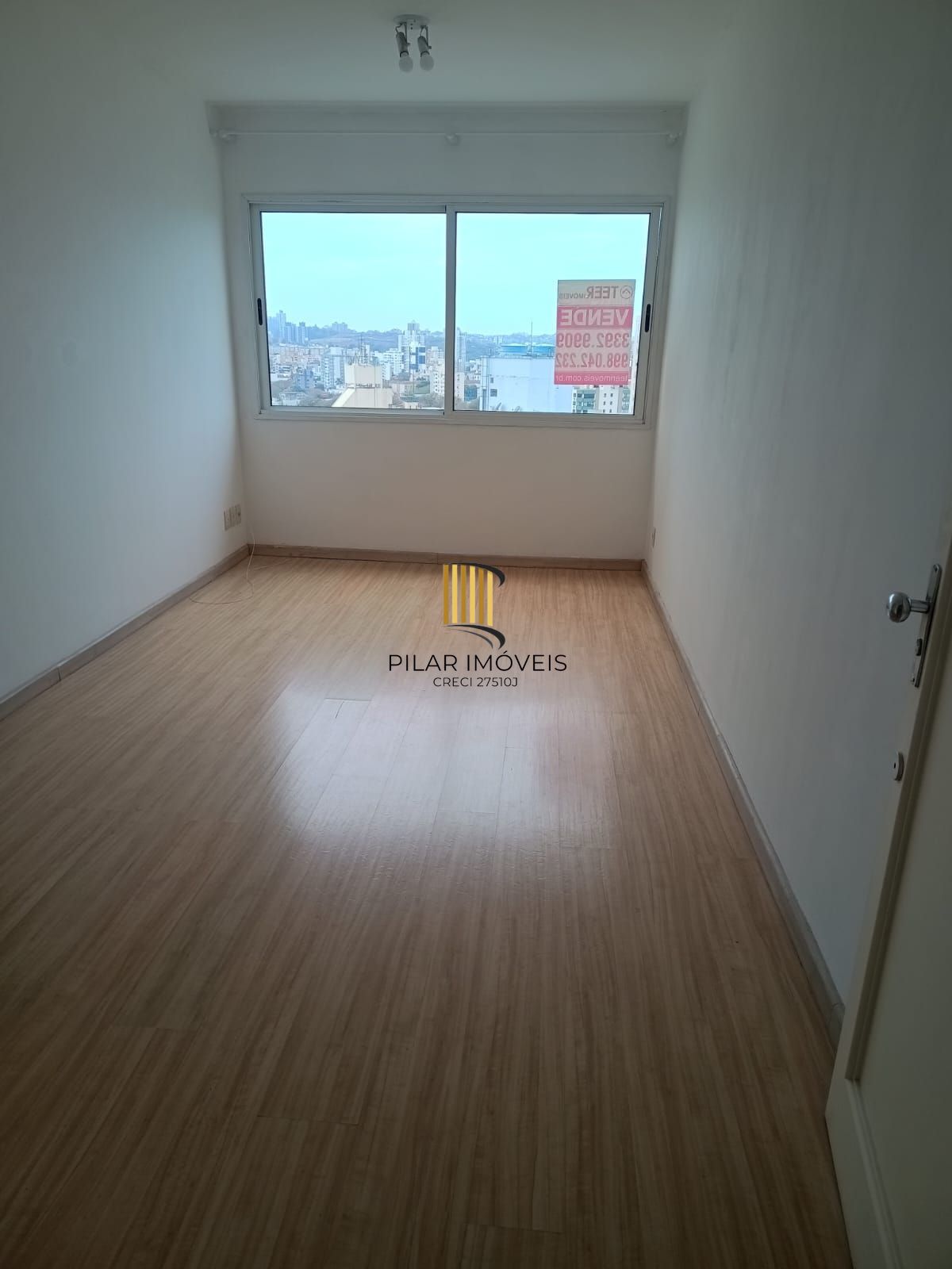 Apartamento três dormitórios (uma suíte), uma vaga escriturada/coberta Bairro Partenon