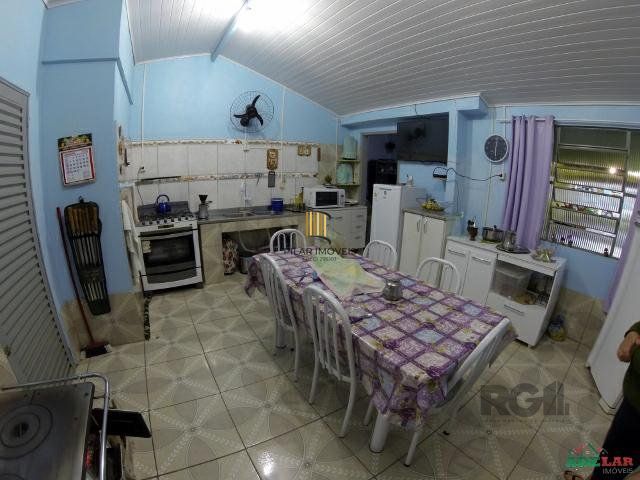 Casa 4 dormitórios no bairro Itapuã