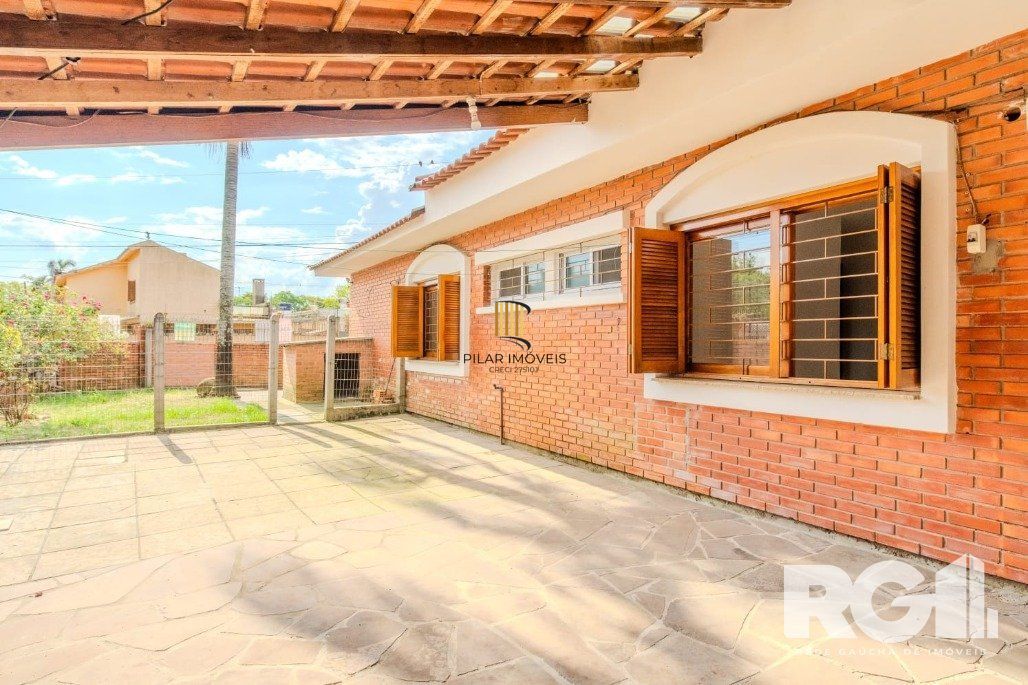 Casa 3 dormitórios no bairro Guarujá