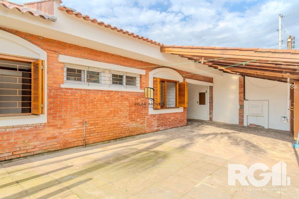 Casa 3 dormitórios no bairro Guarujá