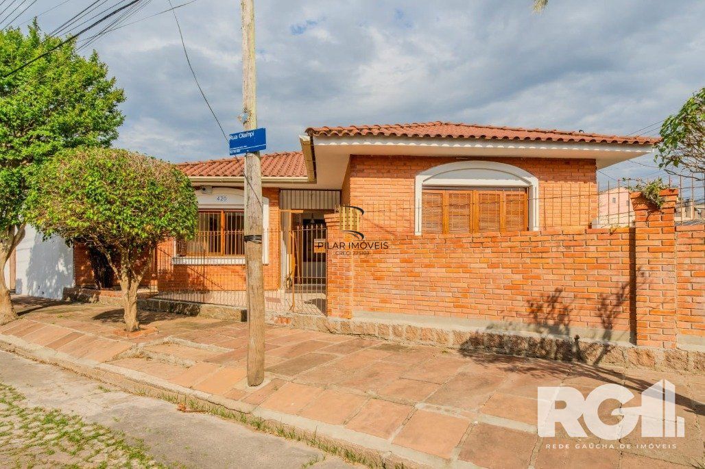 Casa 3 dormitórios no bairro Guarujá