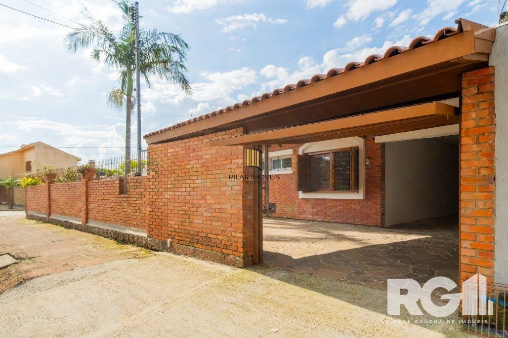 Casa 3 dormitórios no bairro Guarujá