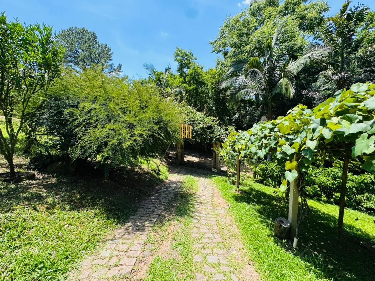 Sítio à venda na Estrada das Quirinas