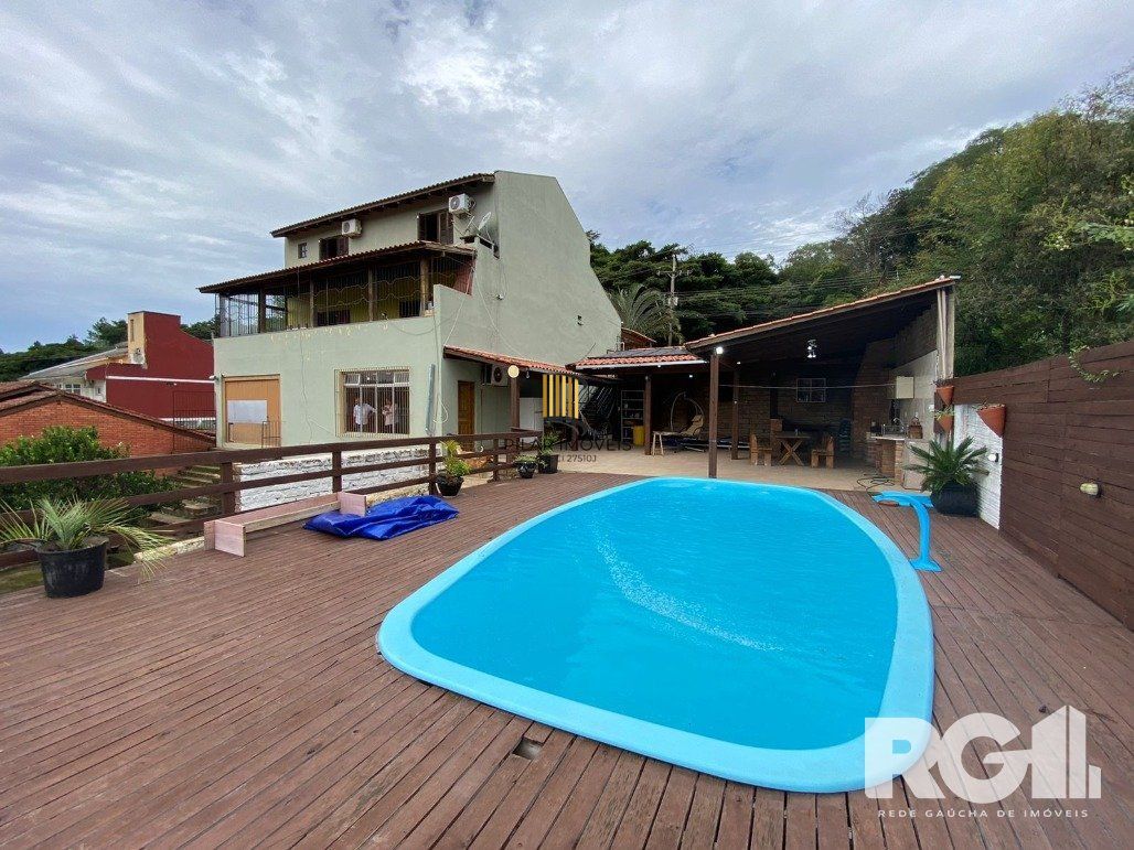 Casa 3 dormitórios no bairro Hípica
