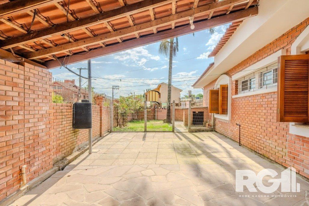 Casa 3 dormitórios no bairro Guarujá