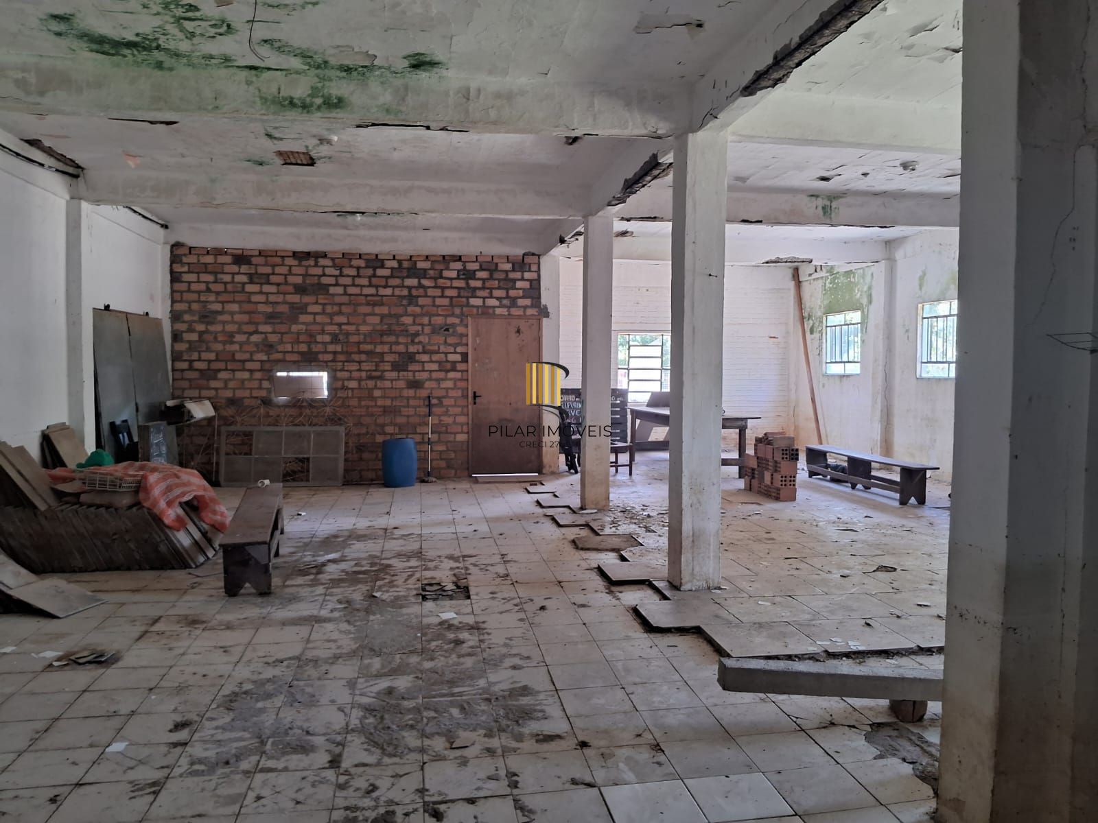 Prédio Comercial 2 dormitórios no bairro Centro (Itapuã)