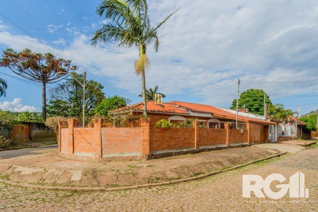 Casa 3 dormitórios no bairro Guarujá
