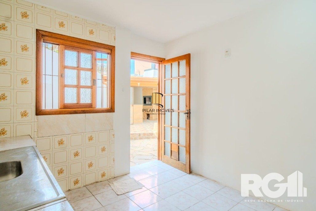 Casa 3 dormitórios no bairro Guarujá
