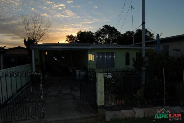 Casa 4 dormitórios no bairro Itapuã