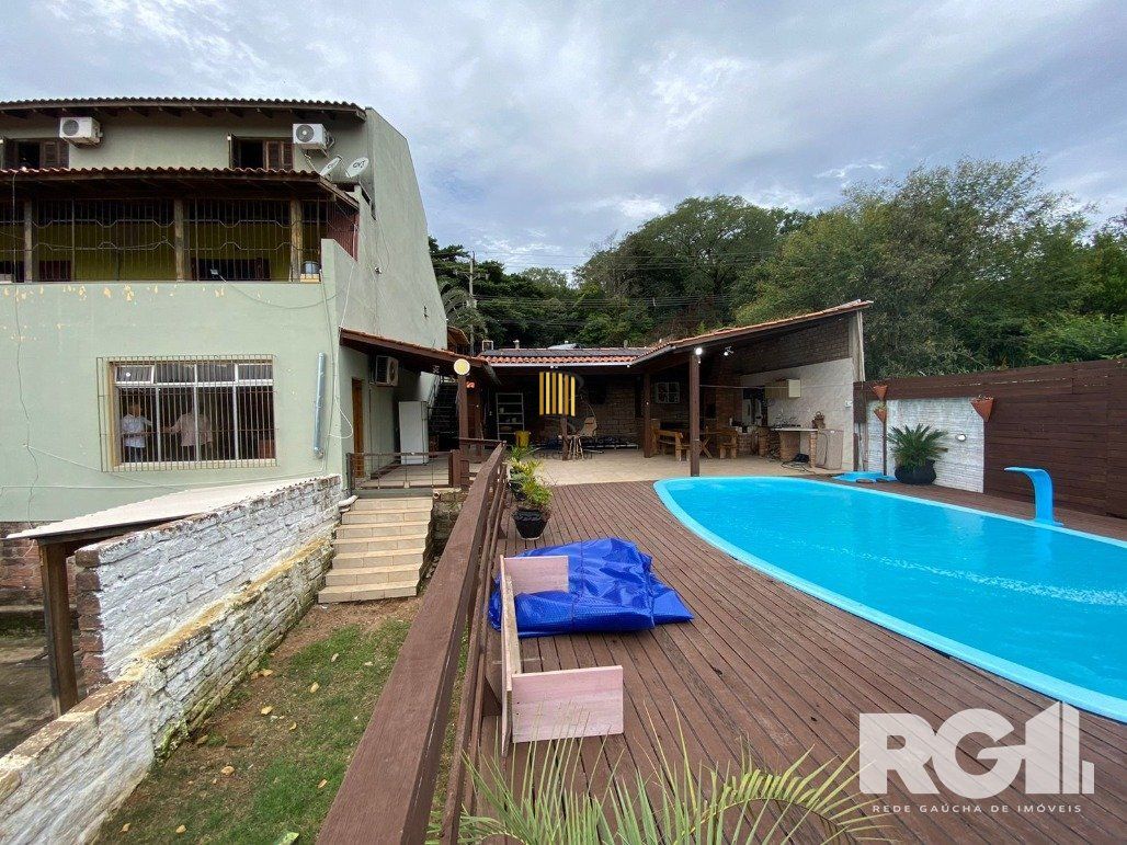 Casa 3 dormitórios no bairro Hípica