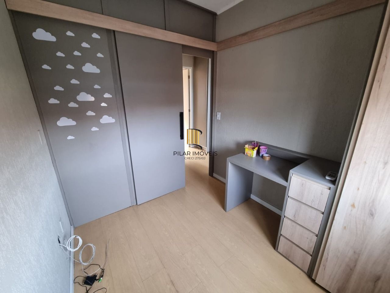 Casa 3 Dormitórios / Suíte / Vaga Coberta / Bairro Camaquã