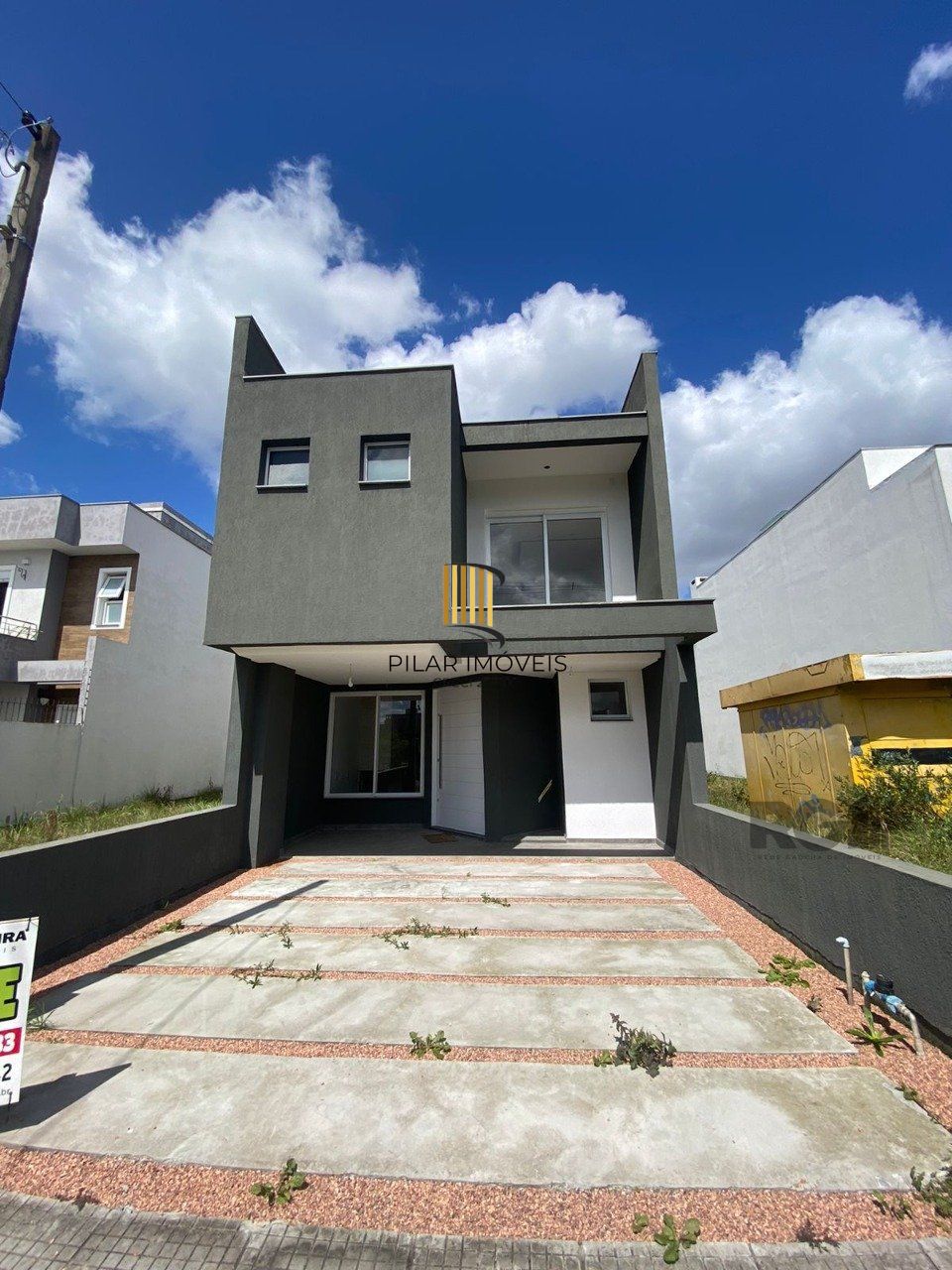 Casa com 03 Dormitórios / Amplo Terraço e Pátio - Pilar Imóveis