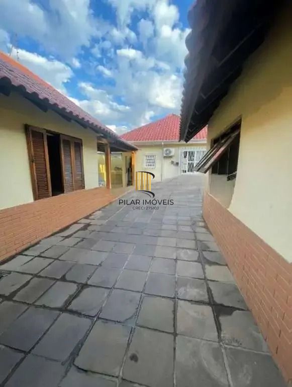 Casa térrea com 2 suítes com amplo pátio,
