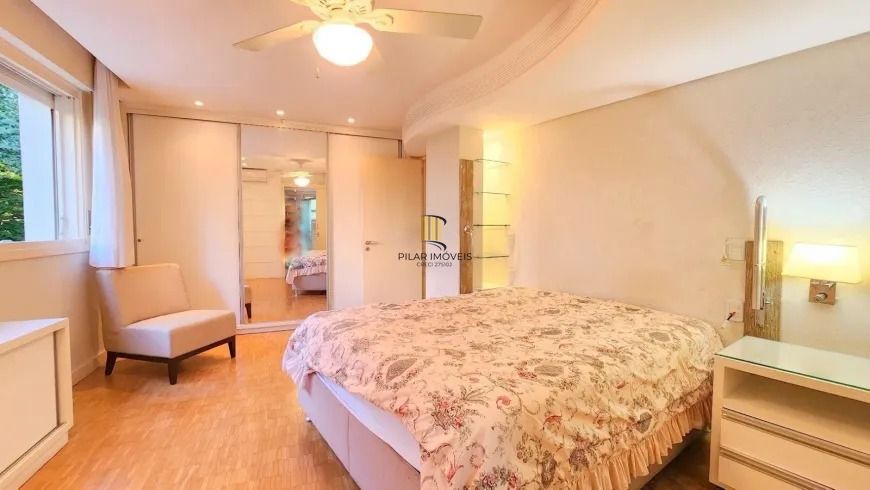 Apartamento 3 dormitórios, suíte, semimobiliado e duas vagas de garagem.