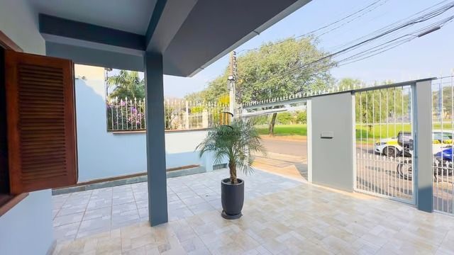 Casa térrea com 3 dormitórios, piscina, espaço gourmet com churrasqueira.