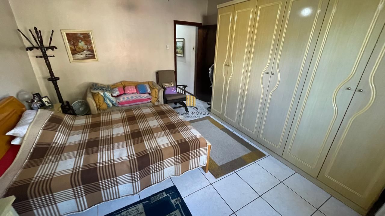 Casa com pátio com 3 dormitórios, 2 banheiros e 4 vagas.