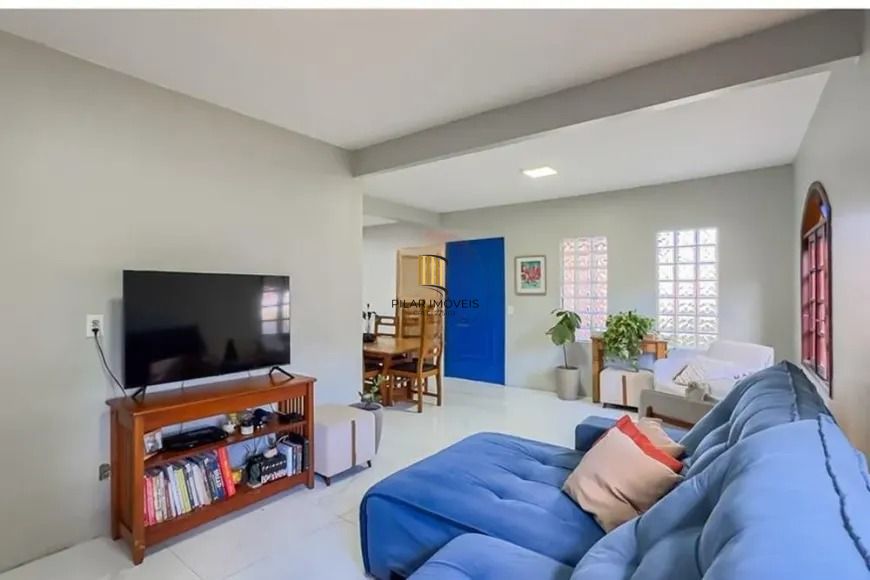 Casa térrea com 4 dormitórios, suíte e 2 vagas.