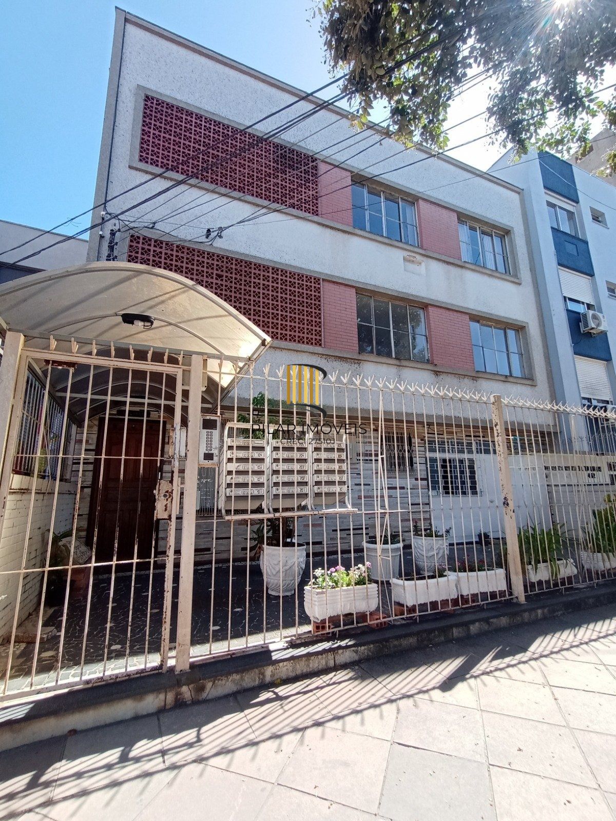 Térreo com pátio Semimobiliado, 2 Dormitórios, Próximo ao Praia de Belas