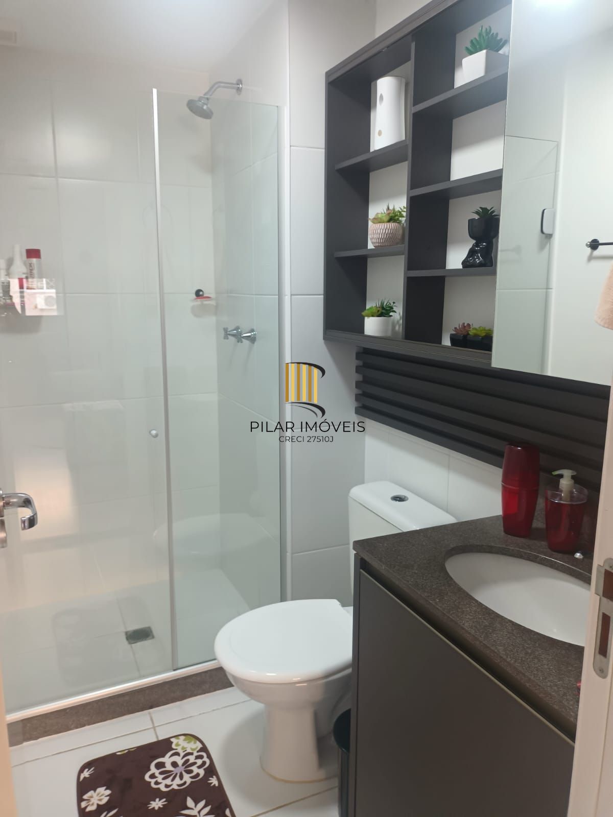 Apartamento de 3 dormitórios com living estendido, semi mobiliado, suíte e churrasqueira.