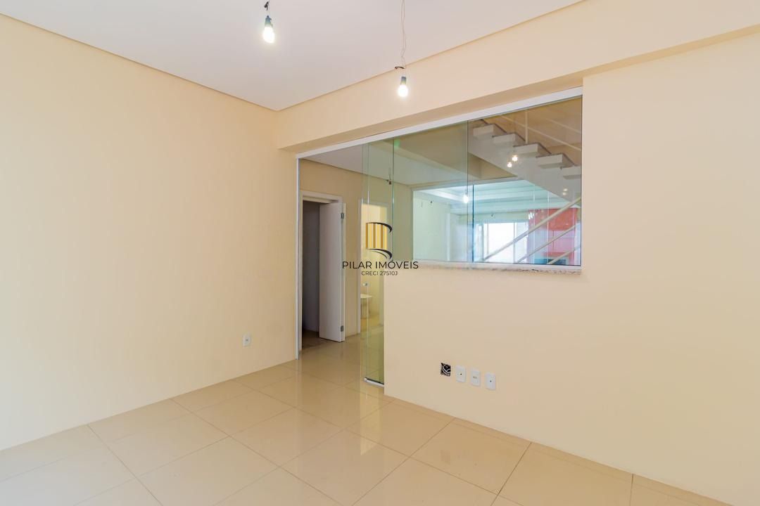 Casa com 3 dormitórios, suíte, lavabo e amplo pátio.