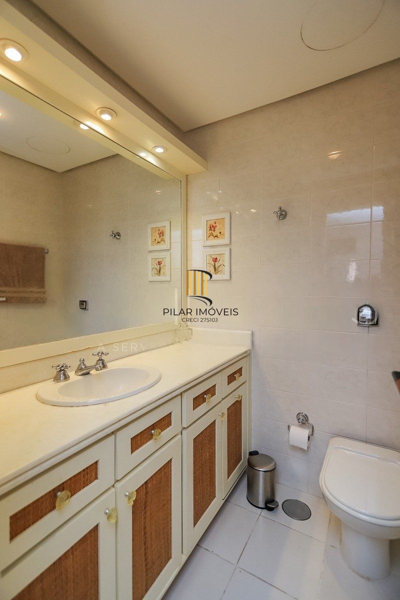 Apartamento com 3 dormitórios, suíte, 2 vagas e varanda com churrasqueira.