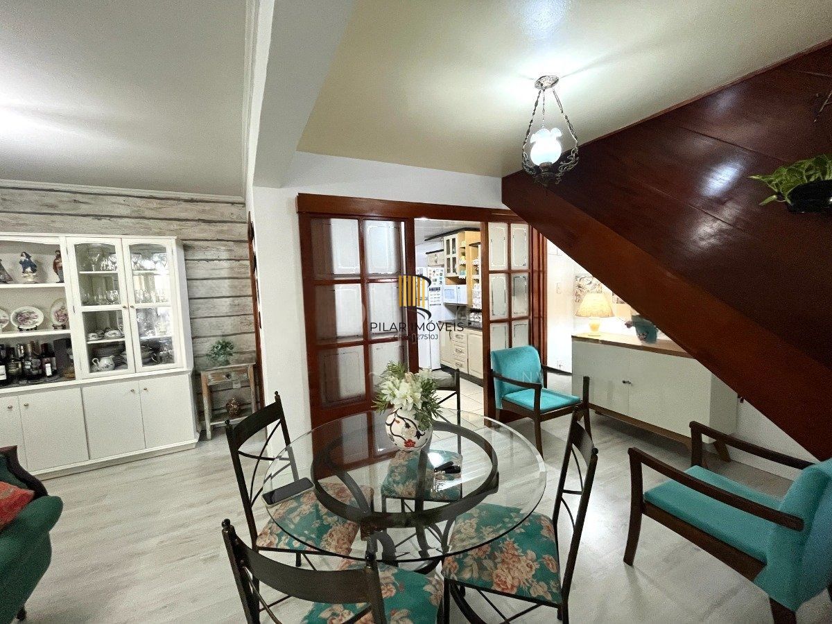 Casa com 3 dormitórios, suíte, 3 vagas de garagem.