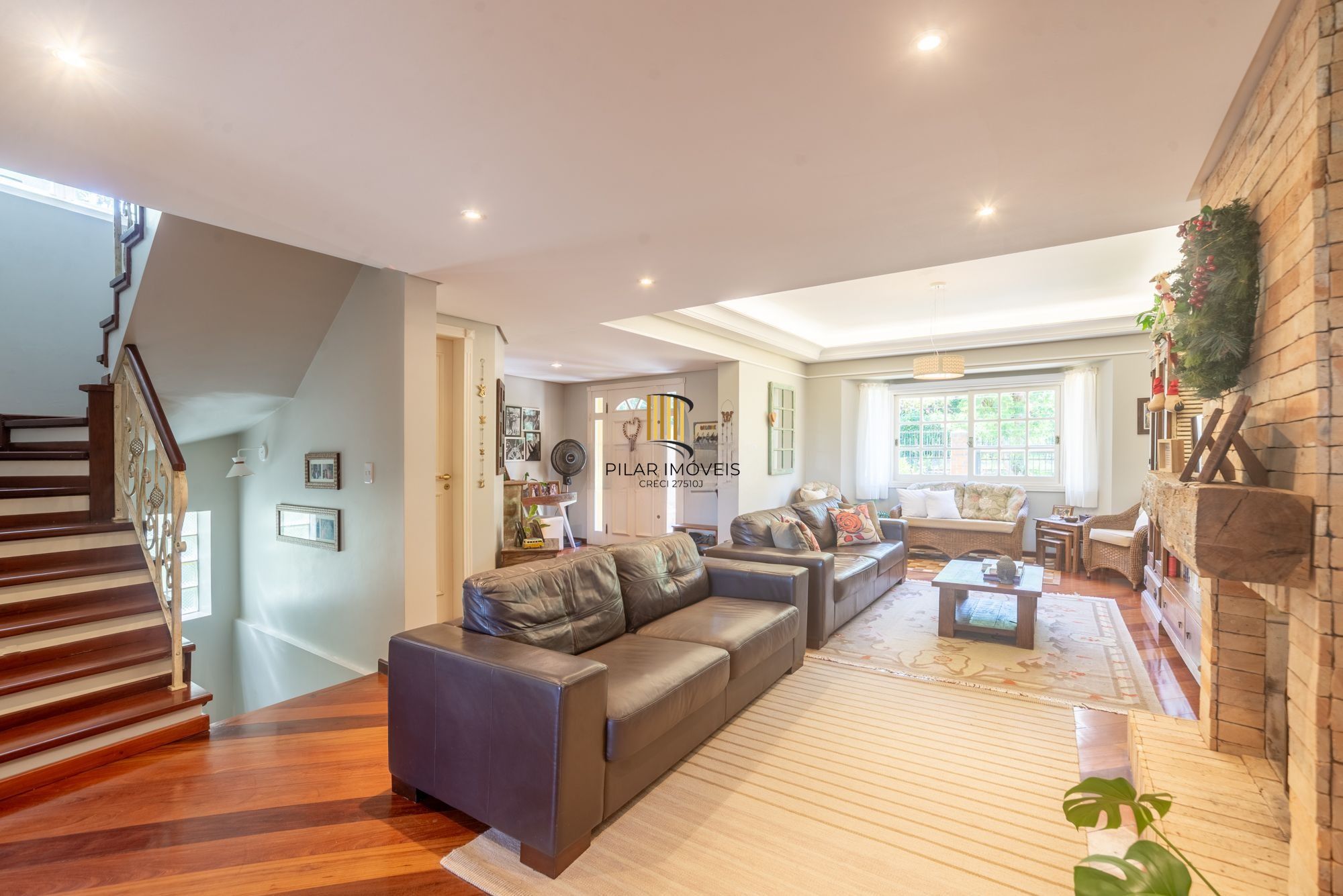 Casa térrea com 4 dormitórios, 2 suítes e 3 vagas.