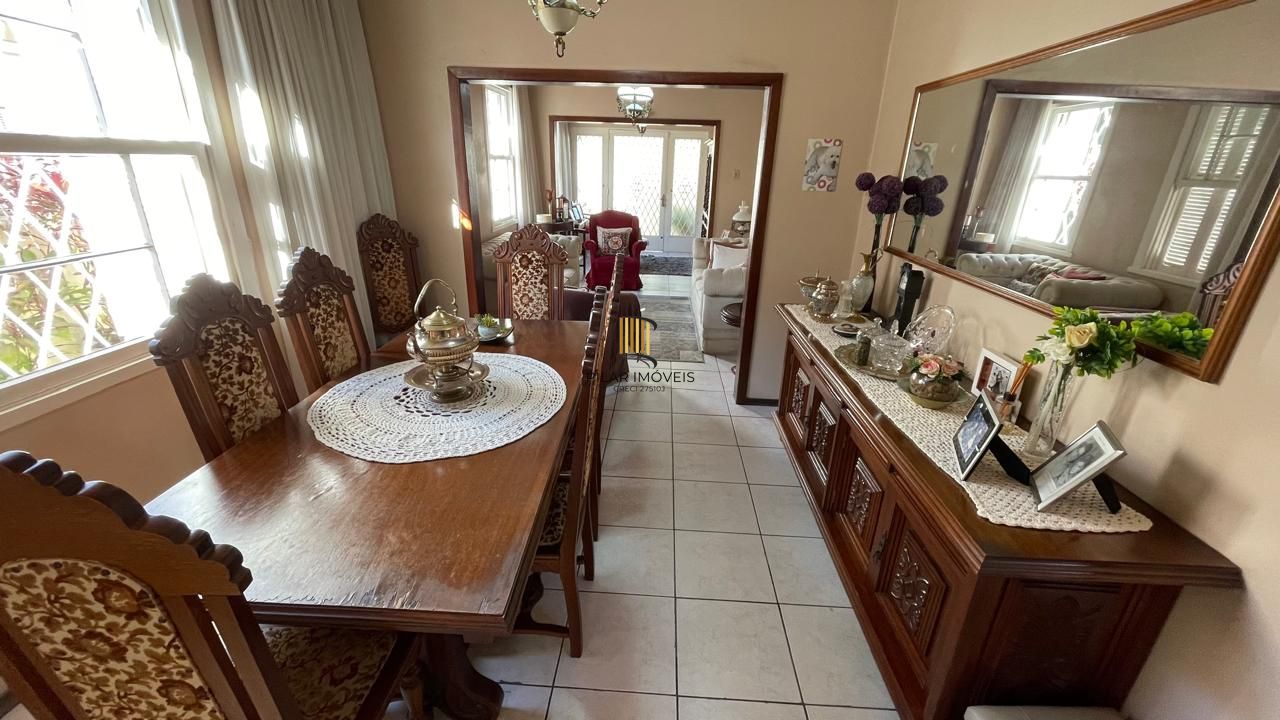 Casa com pátio com 3 dormitórios, 2 banheiros e 4 vagas.